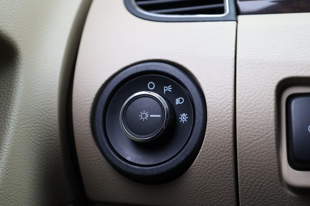 Ford Taurus Vehicle Full-screen Gallery Image 18