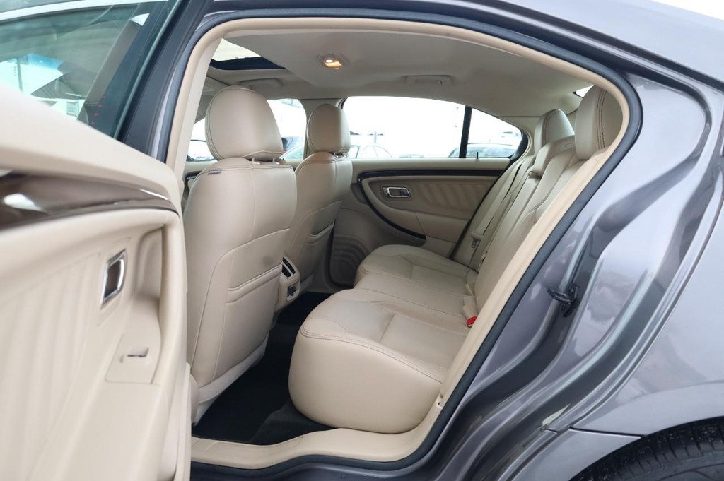Ford Taurus Vehicle Full-screen Gallery Image 22