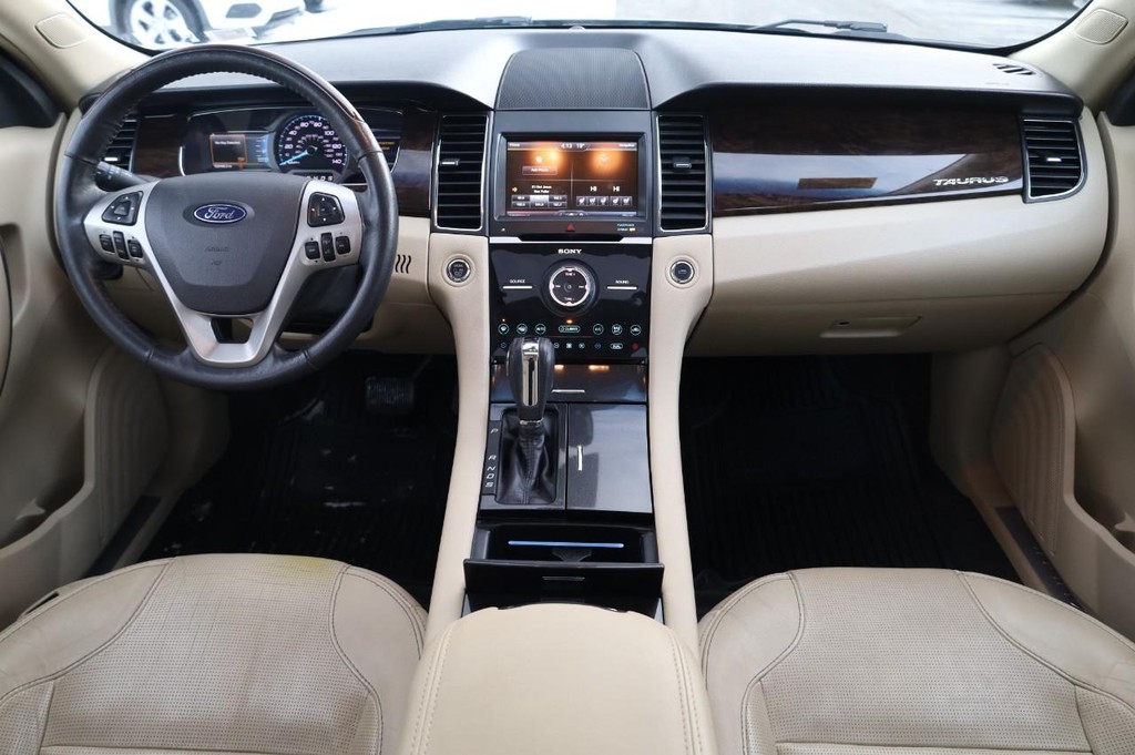 Ford Taurus Vehicle Full-screen Gallery Image 24