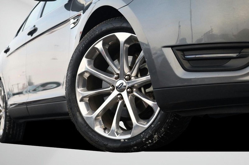 Ford Taurus Vehicle Full-screen Gallery Image 03