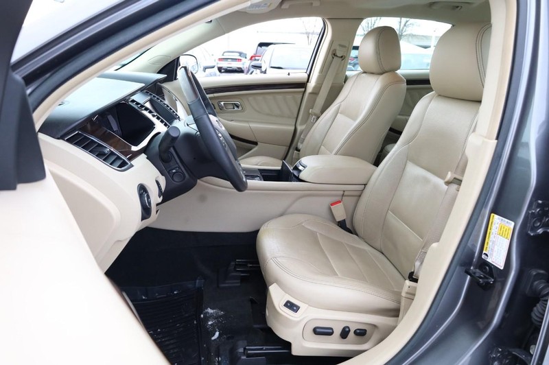 Ford Taurus Vehicle Full-screen Gallery Image 08