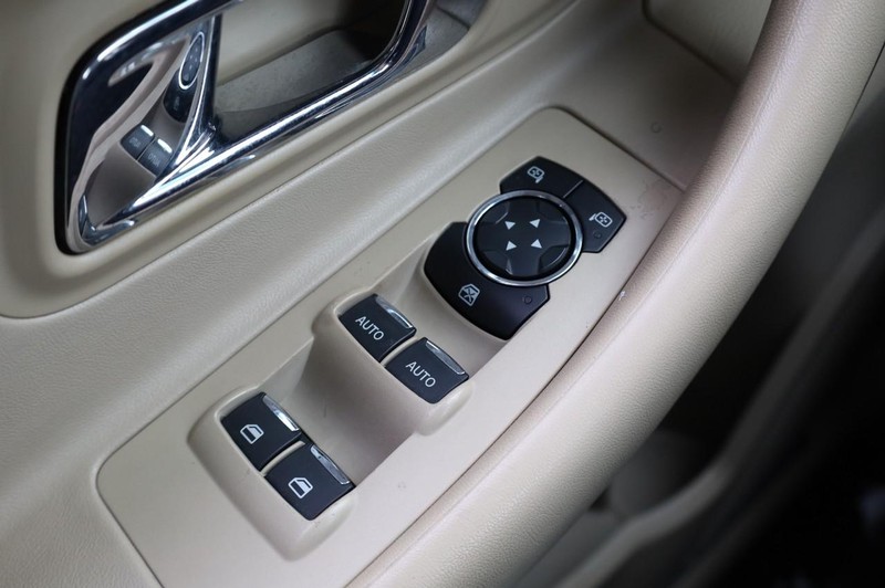 Ford Taurus Vehicle Full-screen Gallery Image 17