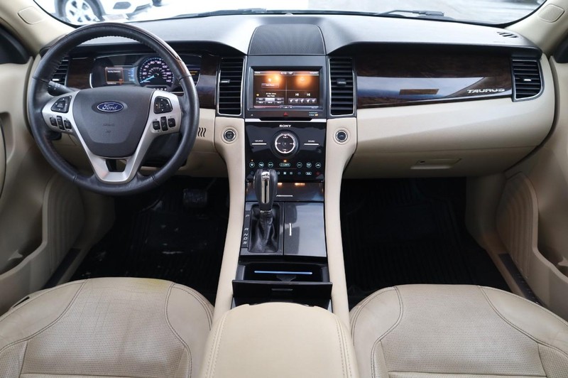 Ford Taurus Vehicle Full-screen Gallery Image 24