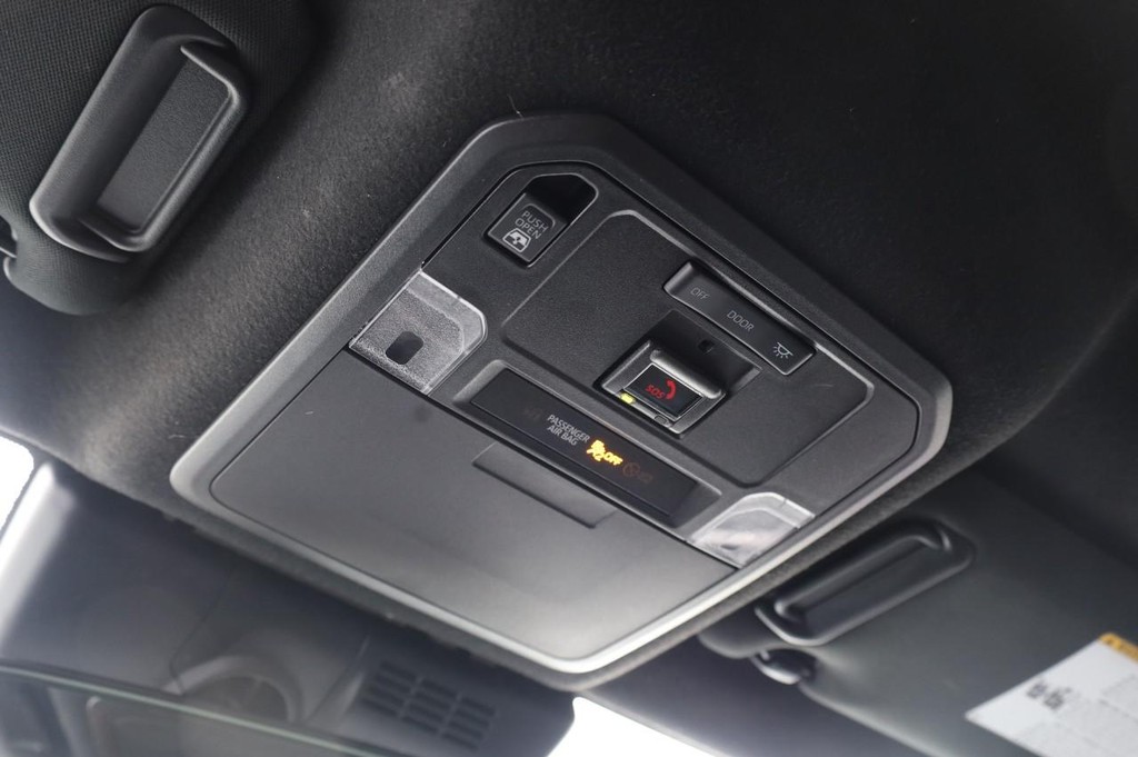 Toyota 4Runner Vehicle Full-screen Gallery Image 16