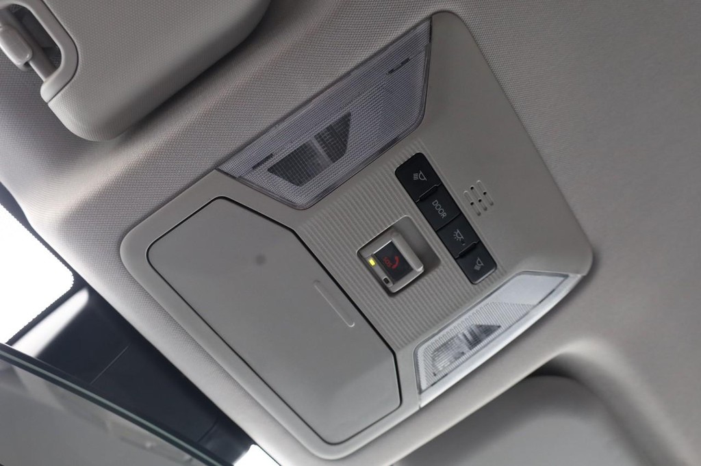 Toyota RAV4 Vehicle Full-screen Gallery Image 16