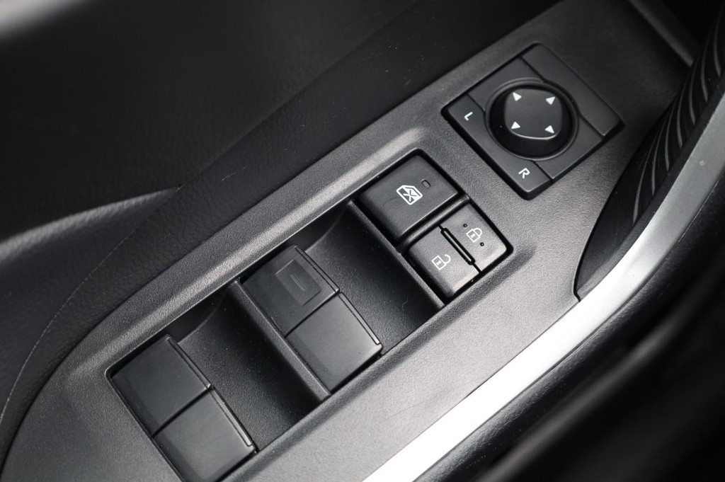 Toyota RAV4 Vehicle Full-screen Gallery Image 17