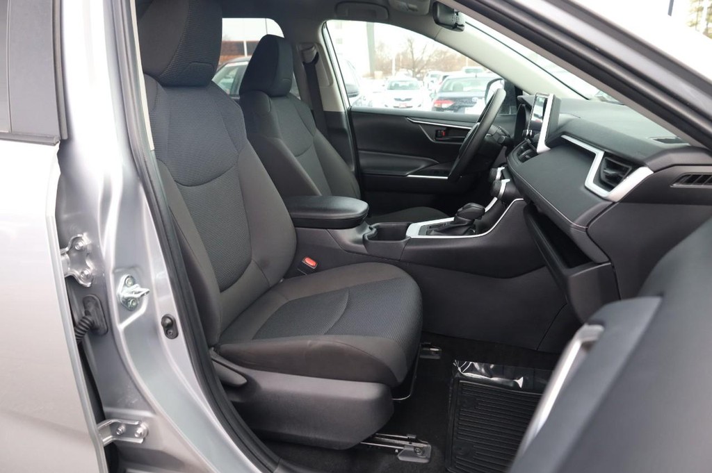 Toyota RAV4 Vehicle Full-screen Gallery Image 22