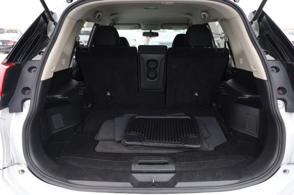 Nissan Rogue Vehicle Full-screen Gallery Image 7