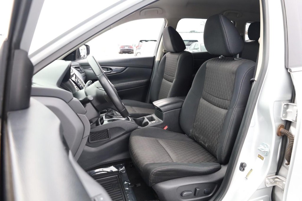 Nissan Rogue Vehicle Full-screen Gallery Image 8