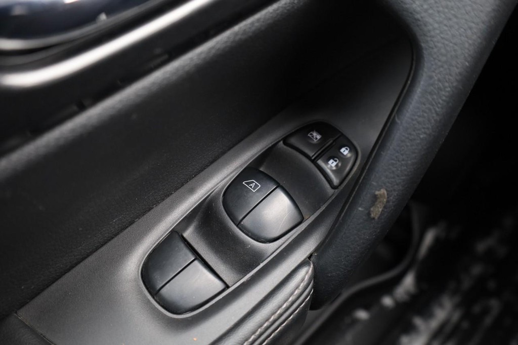 Nissan Rogue Vehicle Full-screen Gallery Image 17