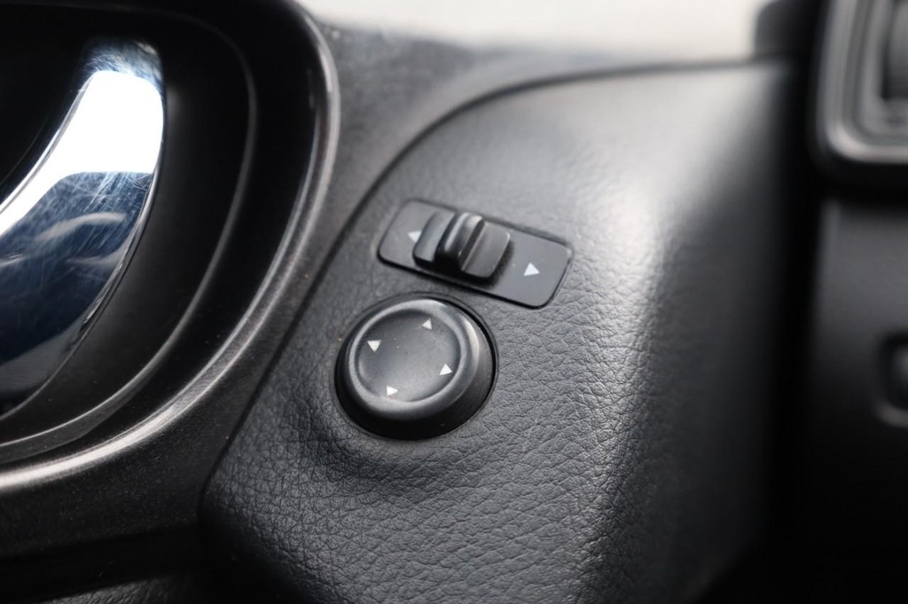 Nissan Rogue Vehicle Full-screen Gallery Image 18