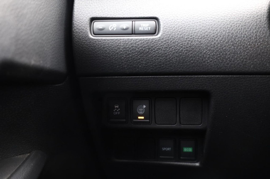 Nissan Rogue Vehicle Full-screen Gallery Image 19