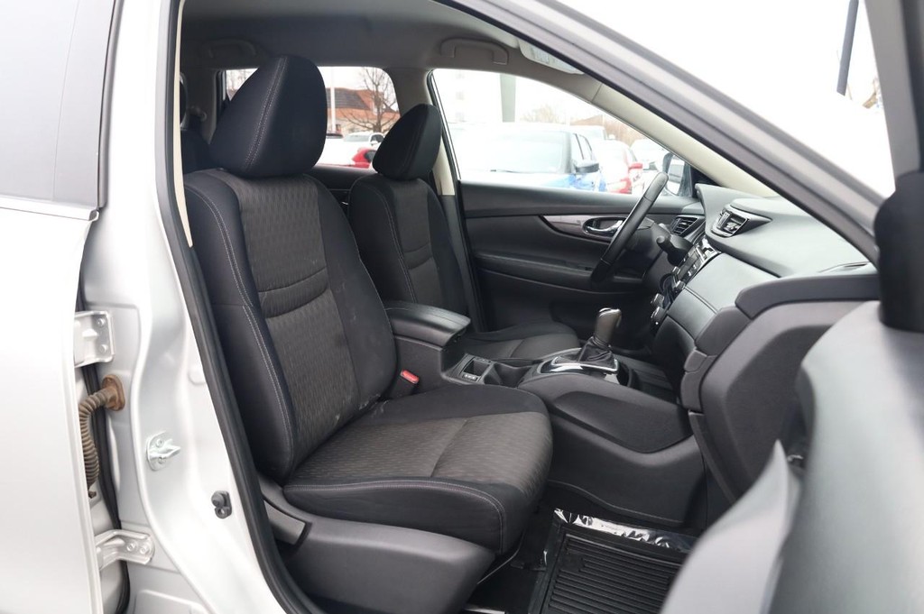 Nissan Rogue Vehicle Full-screen Gallery Image 23