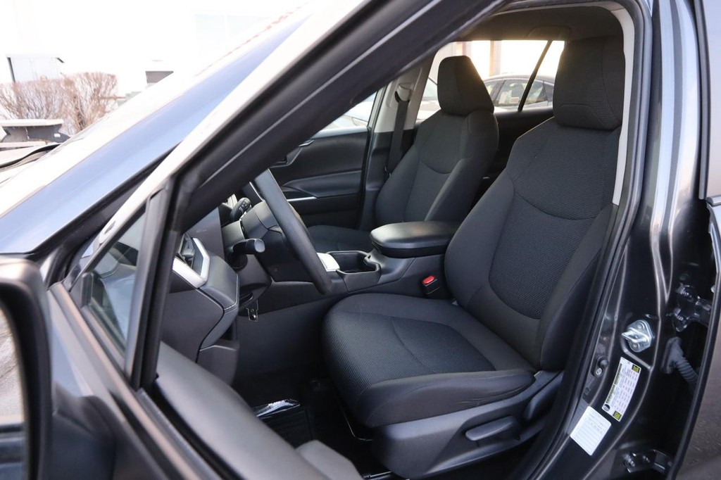 Toyota RAV4 Vehicle Full-screen Gallery Image 8