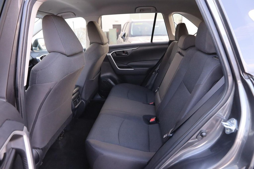 Toyota RAV4 Vehicle Full-screen Gallery Image 9