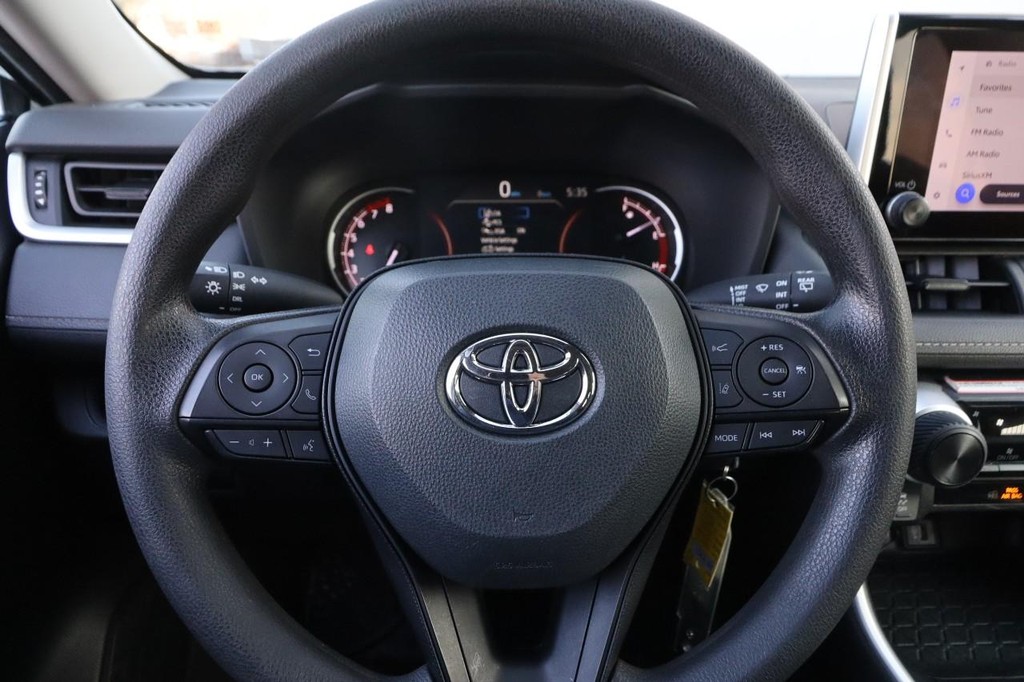 Toyota RAV4 Vehicle Full-screen Gallery Image 10