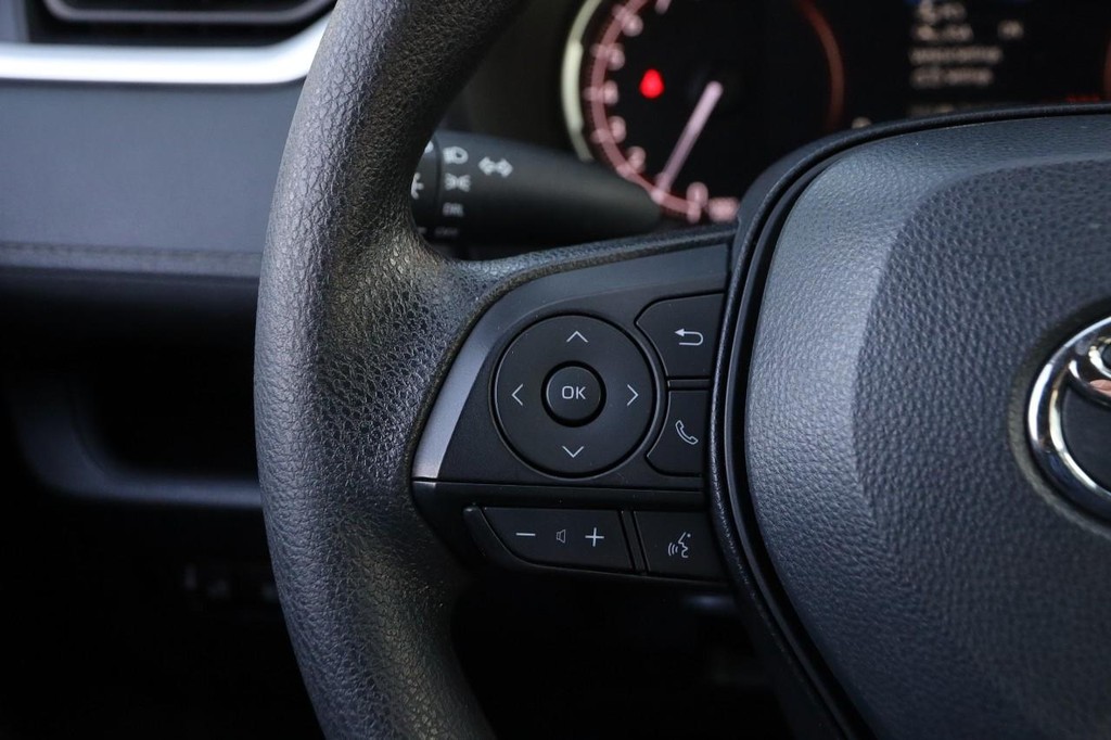 Toyota RAV4 Vehicle Full-screen Gallery Image 11