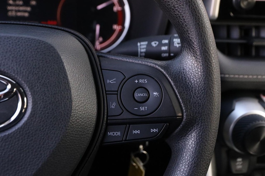 Toyota RAV4 Vehicle Full-screen Gallery Image 12