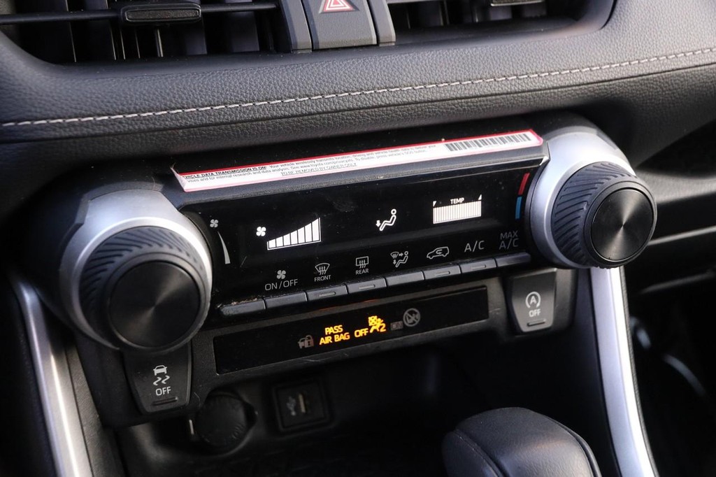 Toyota RAV4 Vehicle Full-screen Gallery Image 16