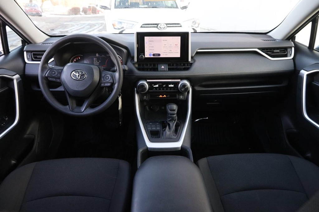 Toyota RAV4 Vehicle Full-screen Gallery Image 19