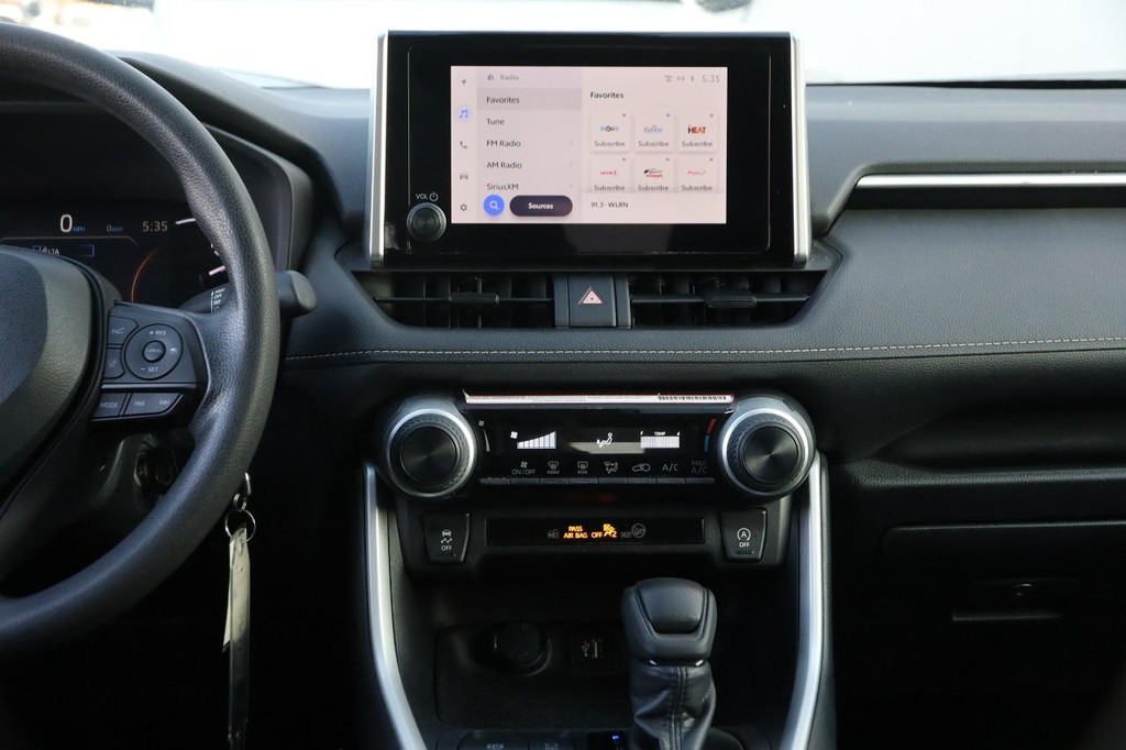 Toyota RAV4 Vehicle Full-screen Gallery Image 22