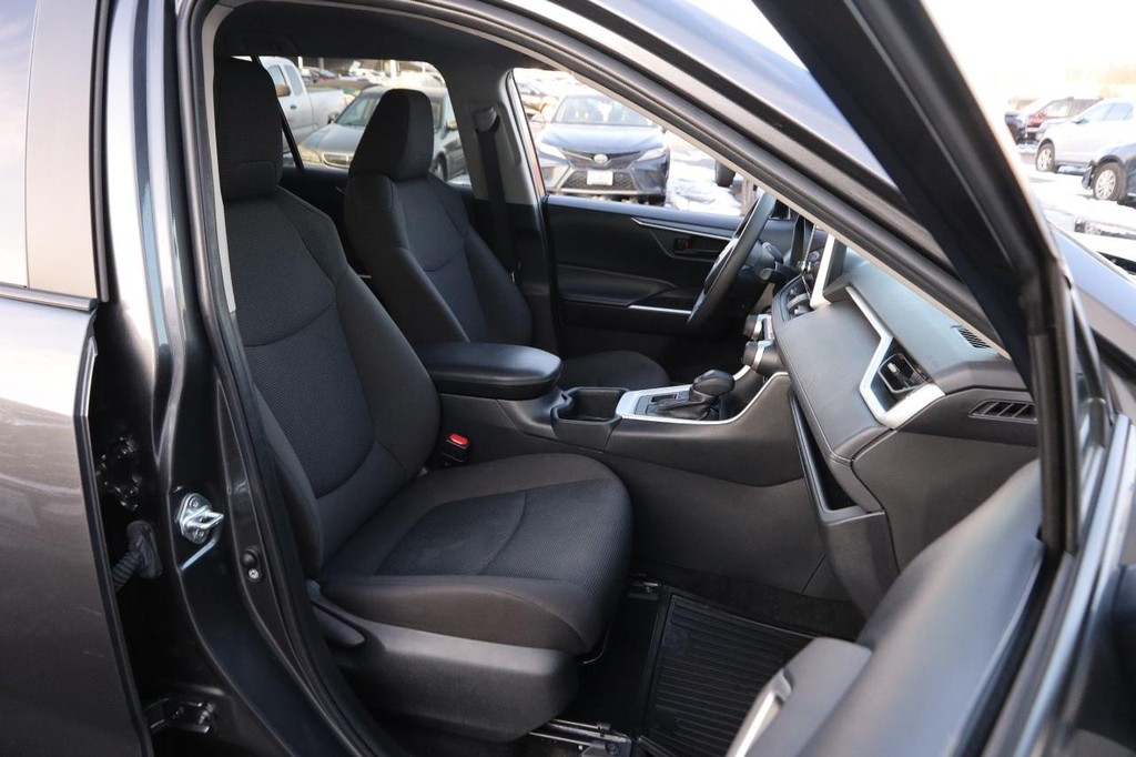 Toyota RAV4 Vehicle Full-screen Gallery Image 24