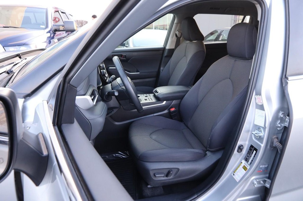 Toyota Highlander Vehicle Full-screen Gallery Image 9