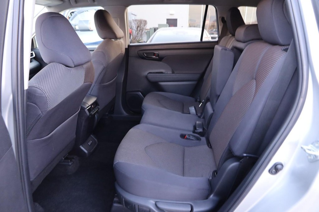 Toyota Highlander Vehicle Full-screen Gallery Image 10