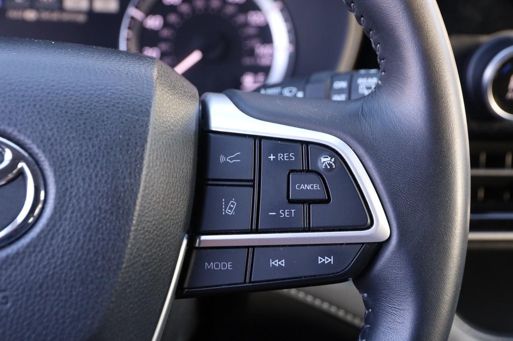 Toyota Highlander Vehicle Full-screen Gallery Image 13