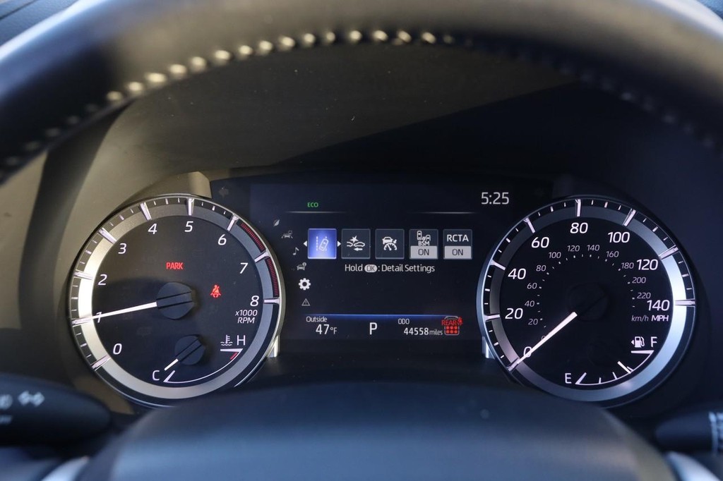 Toyota Highlander Vehicle Full-screen Gallery Image 14