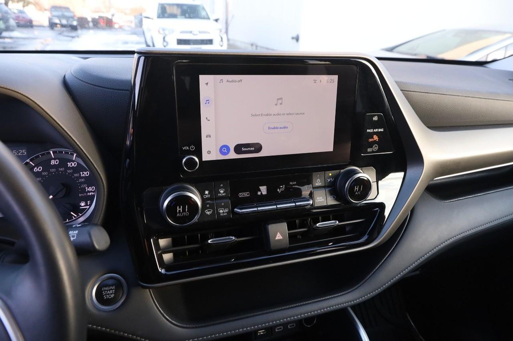 Toyota Highlander Vehicle Full-screen Gallery Image 16