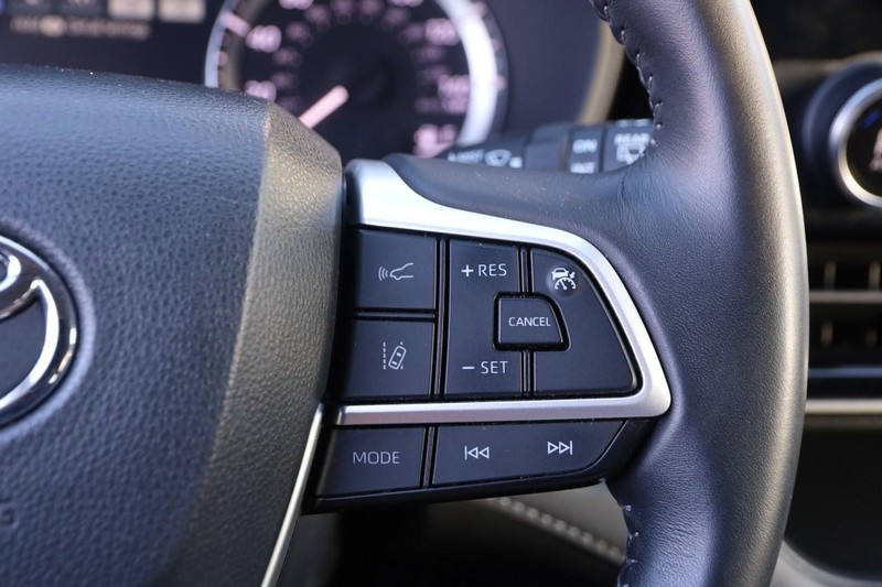 Toyota Highlander Vehicle Image 13