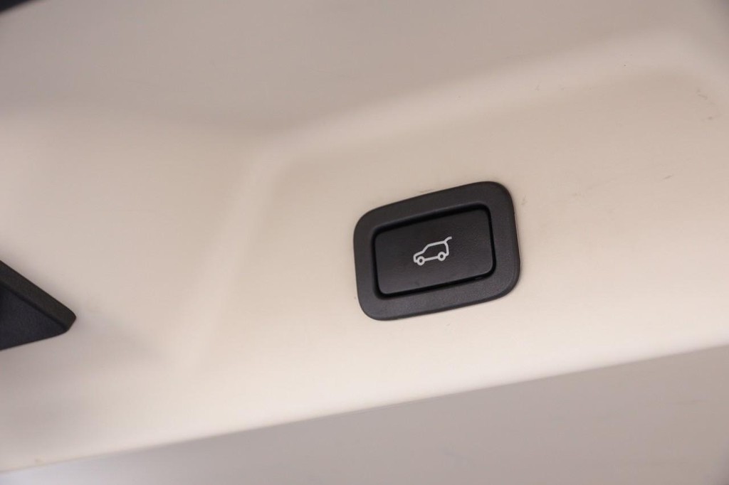 Land Rover Range Rover Vehicle Full-screen Gallery Image 9