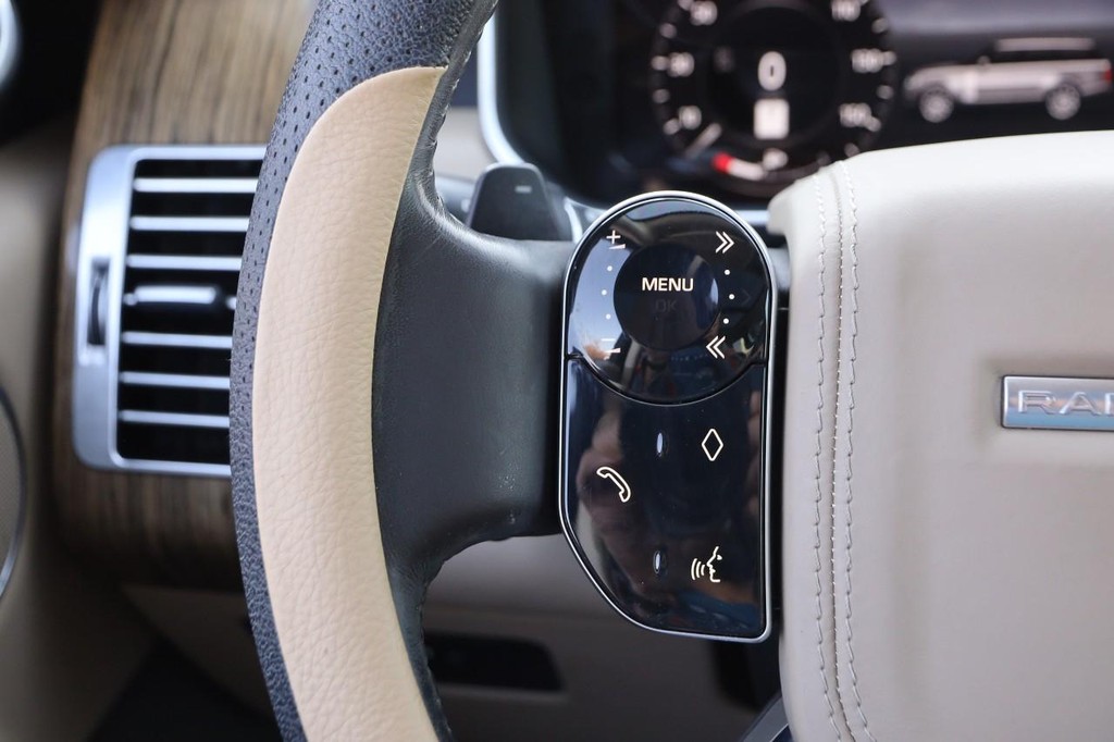 Land Rover Range Rover Vehicle Full-screen Gallery Image 14