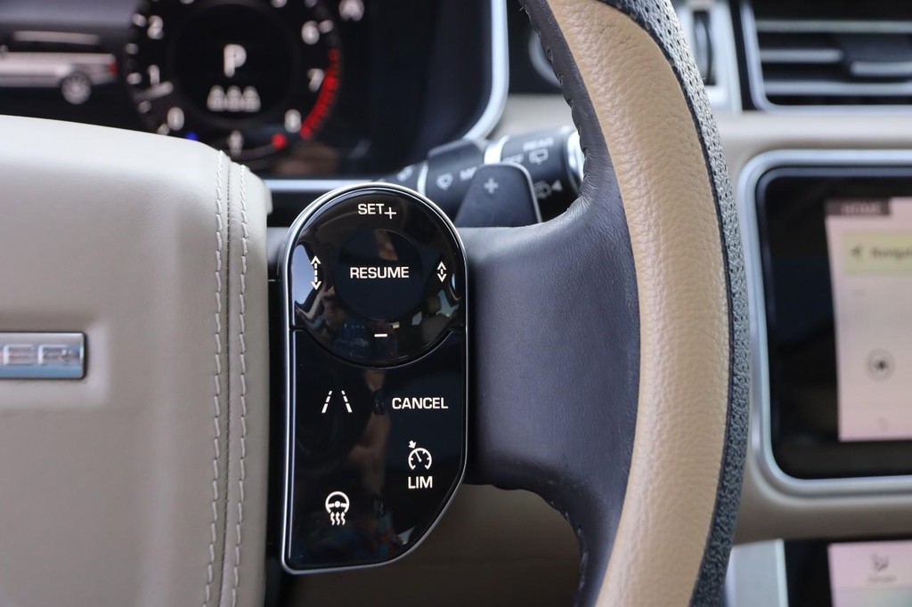 Land Rover Range Rover Vehicle Full-screen Gallery Image 15