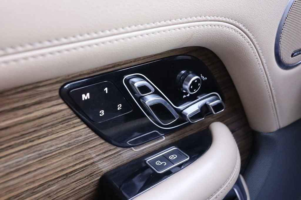 Land Rover Range Rover Vehicle Full-screen Gallery Image 24