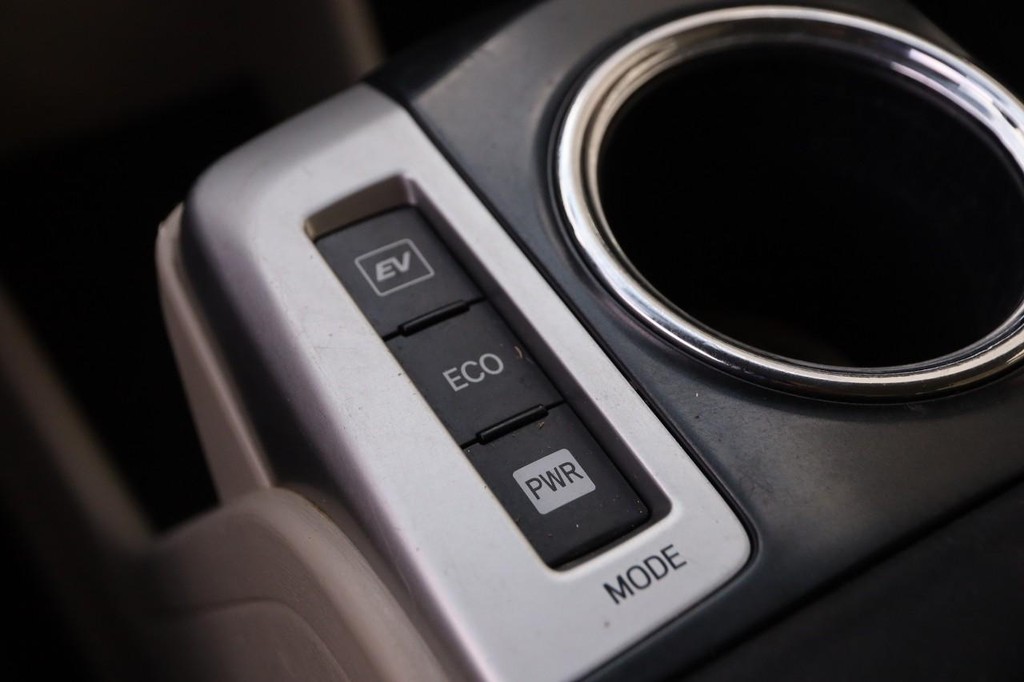 Toyota Prius V Vehicle Full-screen Gallery Image 18