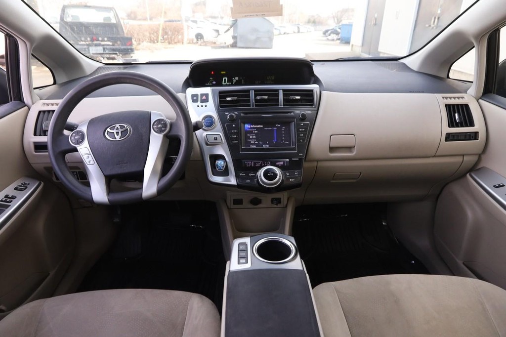 Toyota Prius V Vehicle Full-screen Gallery Image 19