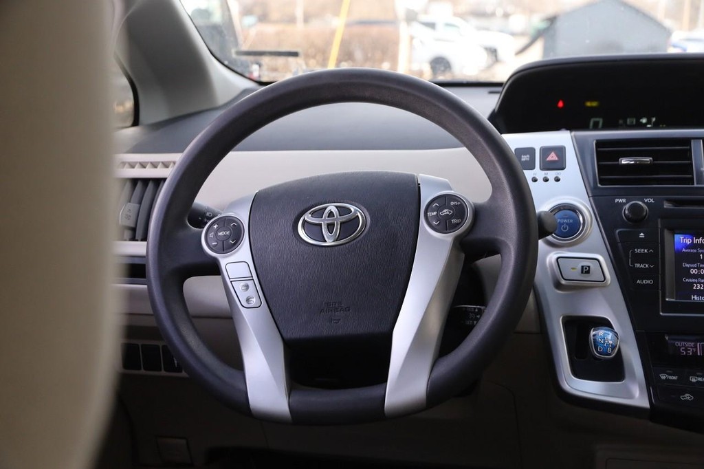 Toyota Prius V Vehicle Full-screen Gallery Image 21