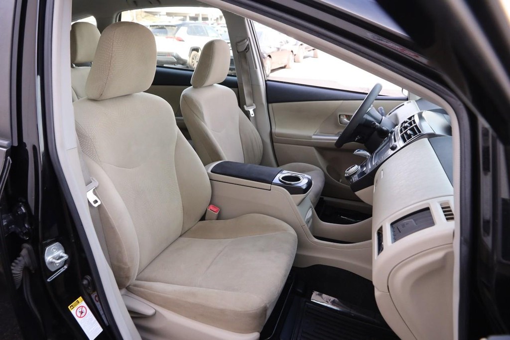 Toyota Prius V Vehicle Full-screen Gallery Image 24