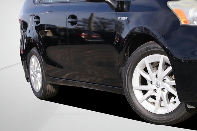 Toyota Prius V Vehicle Image 03