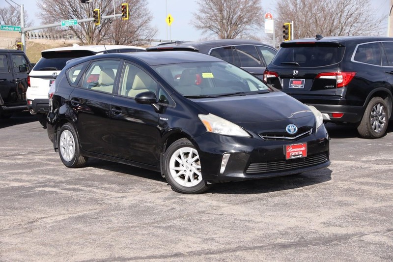 Toyota Prius v Vehicle Image 02