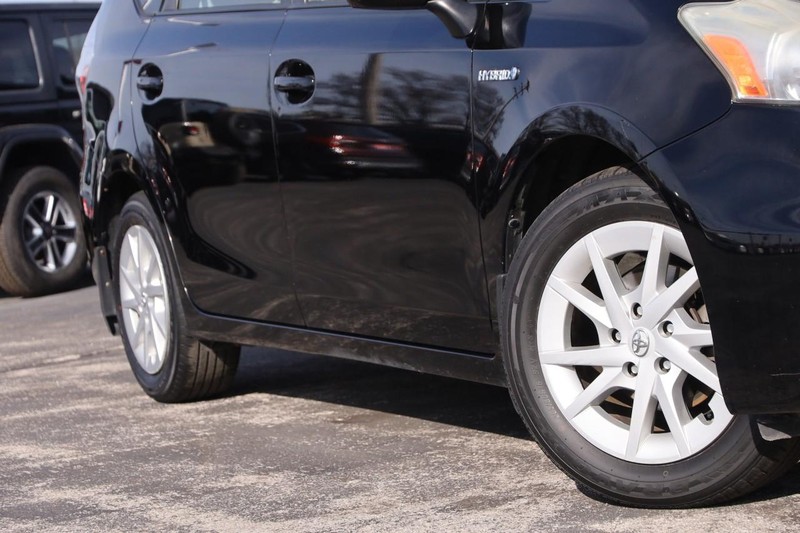 Toyota Prius v Vehicle Image 03