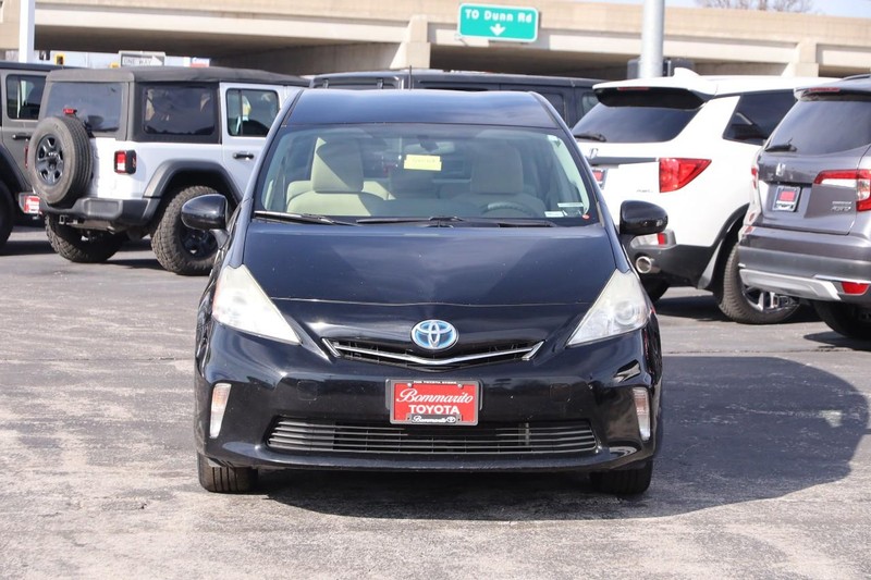 Toyota Prius v Vehicle Image 04