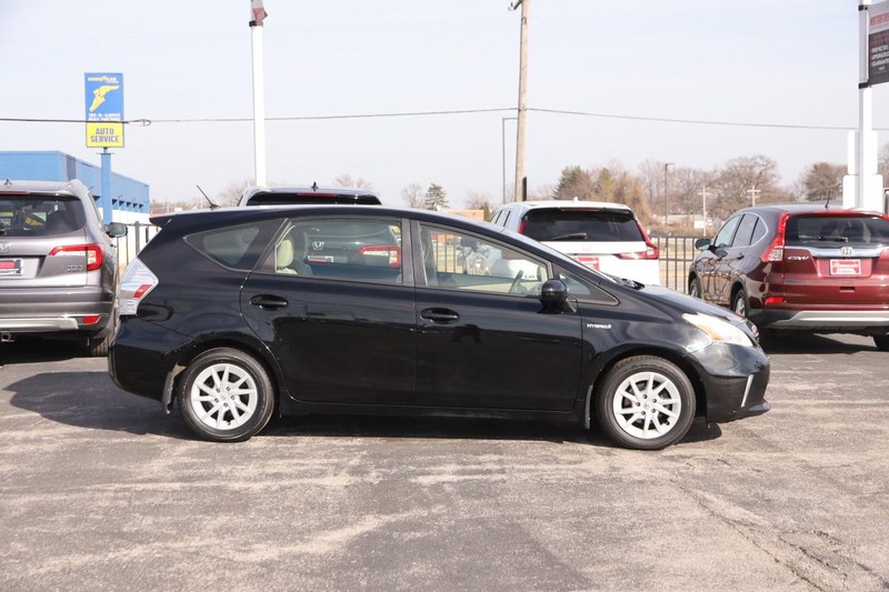 Toyota Prius v Vehicle Image 05