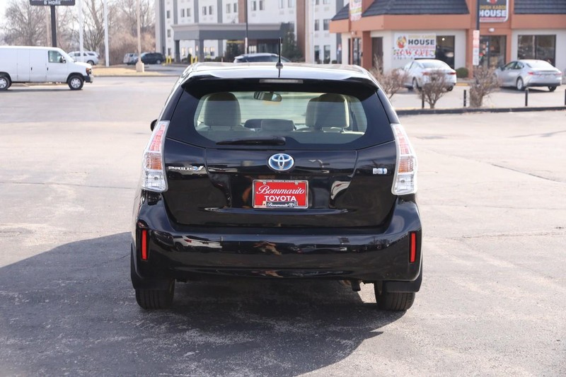 Toyota Prius v Vehicle Image 06