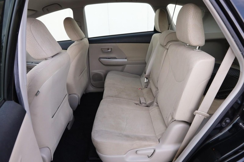 Toyota Prius v Vehicle Image 09