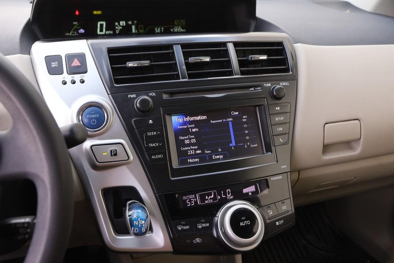 Toyota Prius v Vehicle Image 14