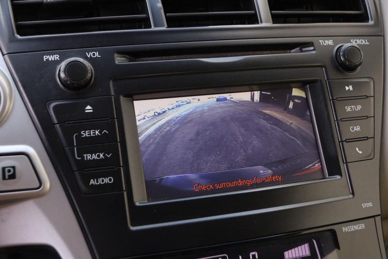 Toyota Prius v Vehicle Image 15