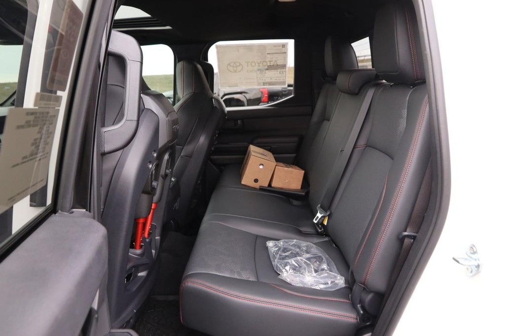 Toyota Tacoma 4WD Vehicle Full-screen Gallery Image 12